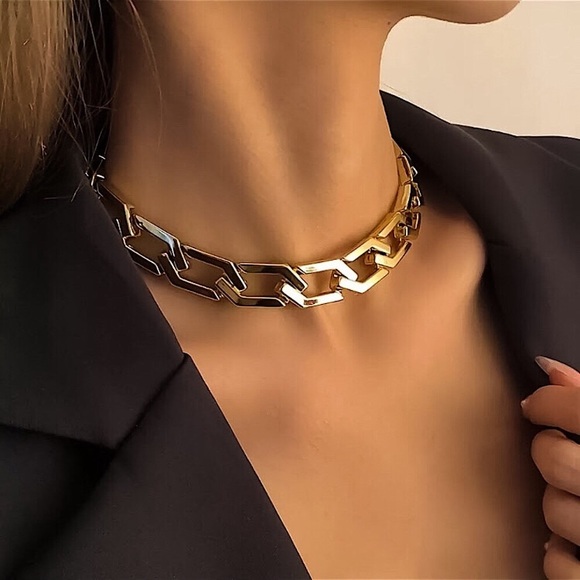 ⚜️[𝟯/$𝟯𝟴]⚜️NEW Big Link Geometric Gold Choker - Picture 5 of 10
